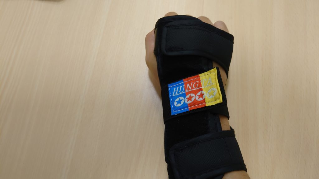 直排輪護具的選擇與穿戴|裝備指南 8 護腕-穿3